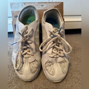 Varsity Last Pass Cheer Sneakers (6)
*NO CASE*